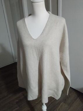 H&M Women's V-Neck Sweater in Cream